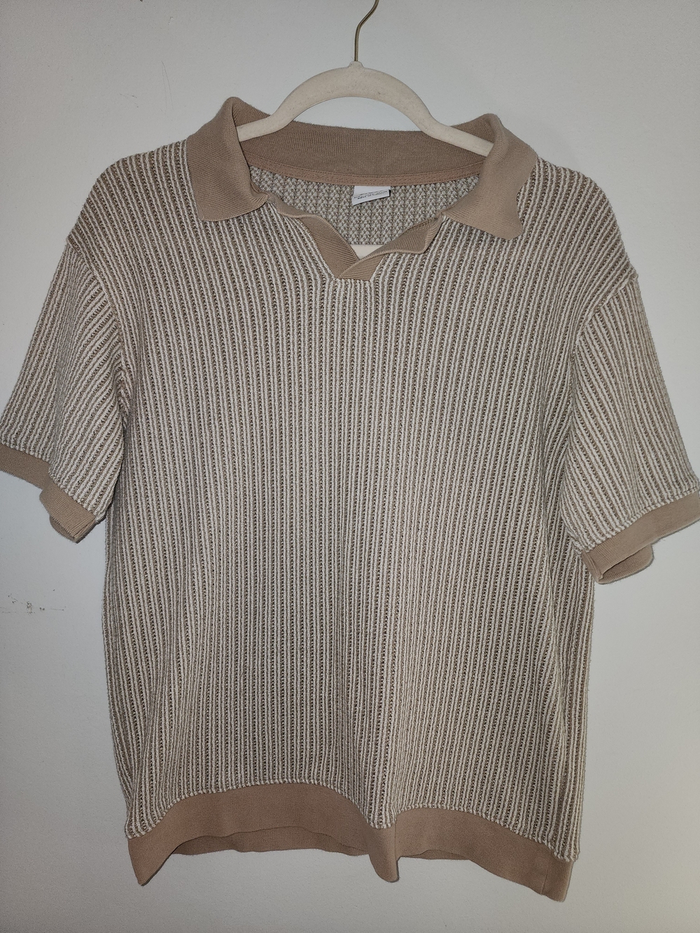 Zara Men's Short Sleeve V-Neck Sweater in Beige and Cream Size Small